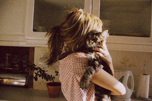 Девушка обнимает кота