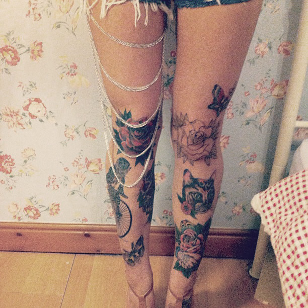 Ноги девушки в татуировках