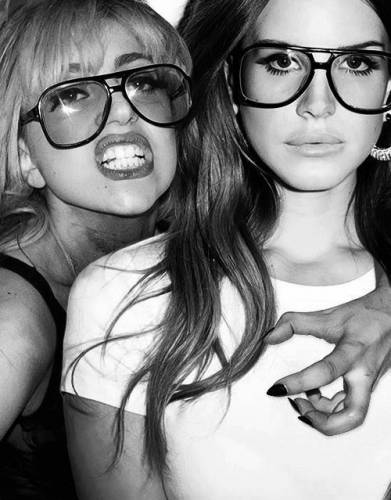 две красавицы подружки в очках с черной оправой