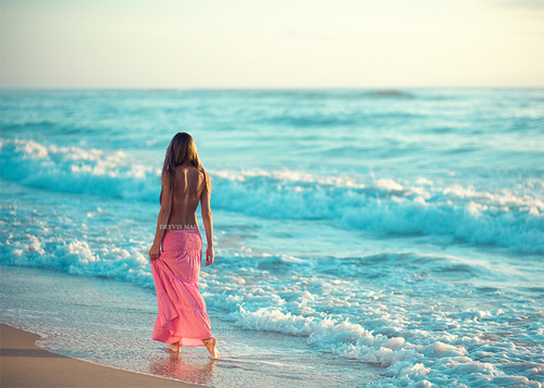 Девушка,идущая вдоль бирюзового моря