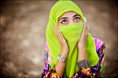 Голубоглазая мусульманка в хиджабе лимонного цвета