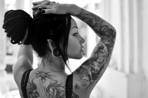 Черно-белое фото Девушки с татуировками