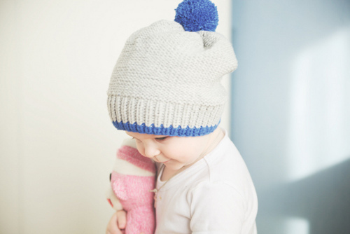 Малыш в вязаной шапочке