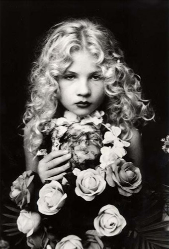 Ретро девочка с белыми локонами и розами