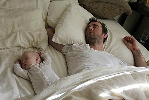папа спит с ребенком на кровати в одинаковых позах