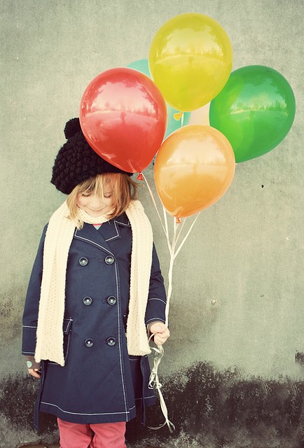 Девочка с яркими разноцветными шариками