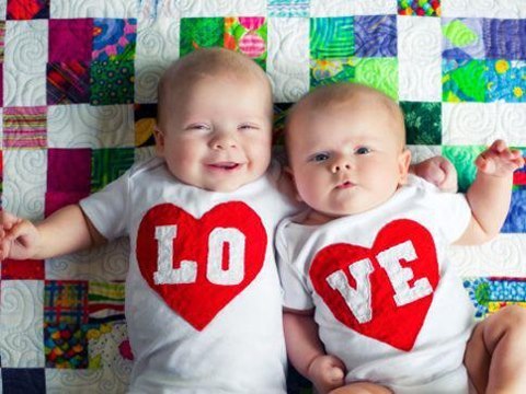 Два малыша в прикольных футболках LOVE