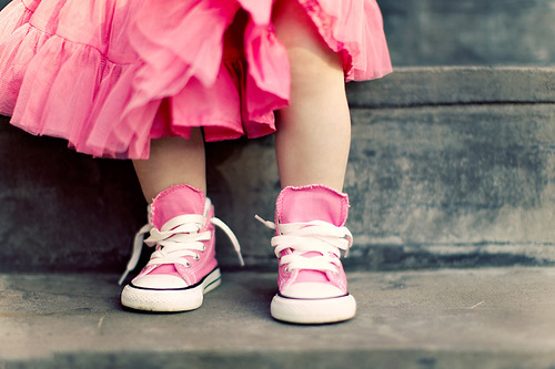 Ножки девочки в розовых  кедах