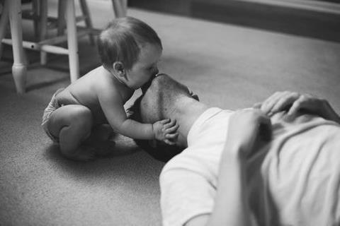 Малыш целует своего папу