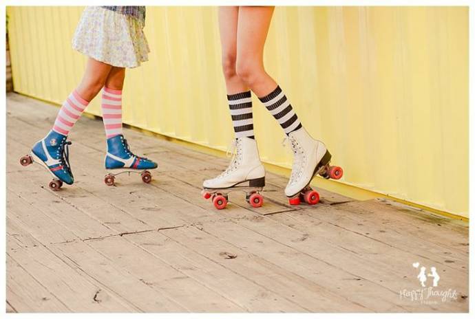 Ноги девочек на роликовых коньках