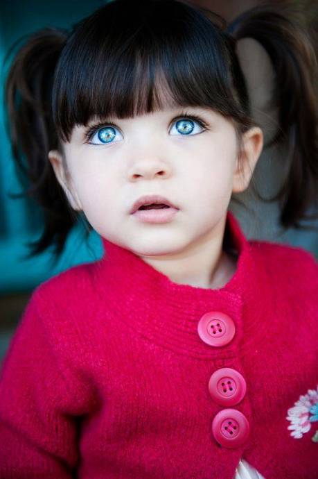 Девочка с черными волосами и голубыми глазами