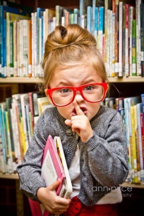 Малышка библиотекарша просит не шуметь :)