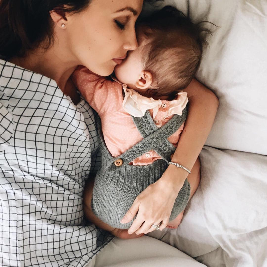 Мама, спящая в обнимку с малышом