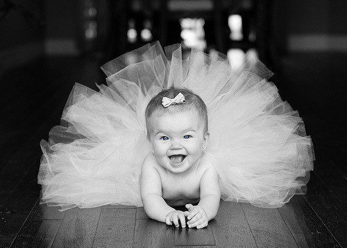 улыбающаяся малышка балерина в пачке