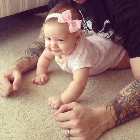 Папа играет с малышкой дочкой