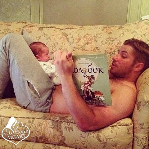 Папа читает ребёнку сказку колобок