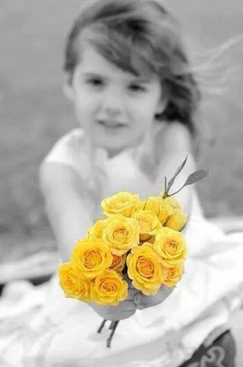 Девочка с жёлтыми цветами