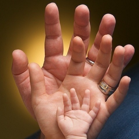 мама,папа и малыш - рука в руке