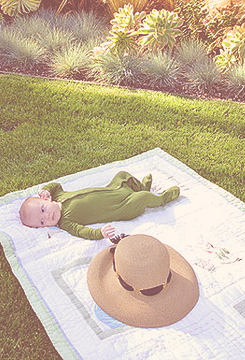 Малыш на лужайке и шляпа