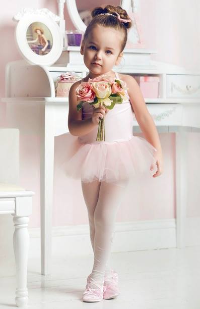 Маленькая балерина с букетом роз