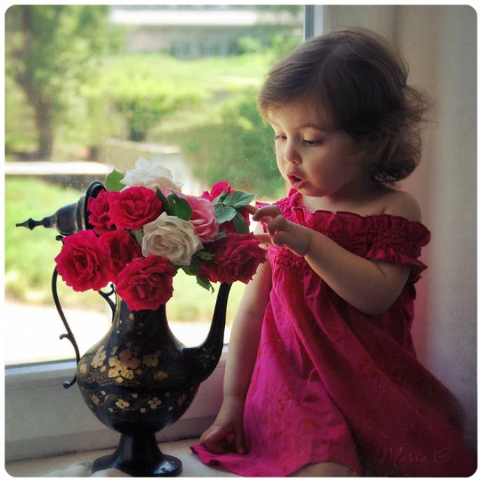 девочка сидит на подоконнике и вазочка с цветами