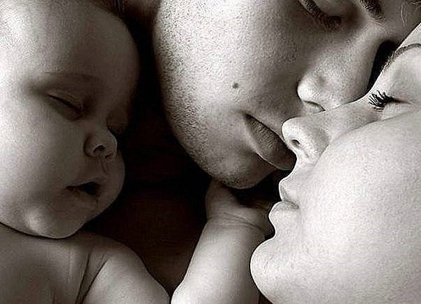 спящие мама,папа и ребенок