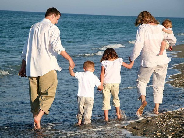 мама,папа и трое детей у моря (со спины)