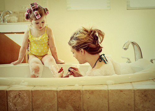 девочка в бигудях в ванной с мамой