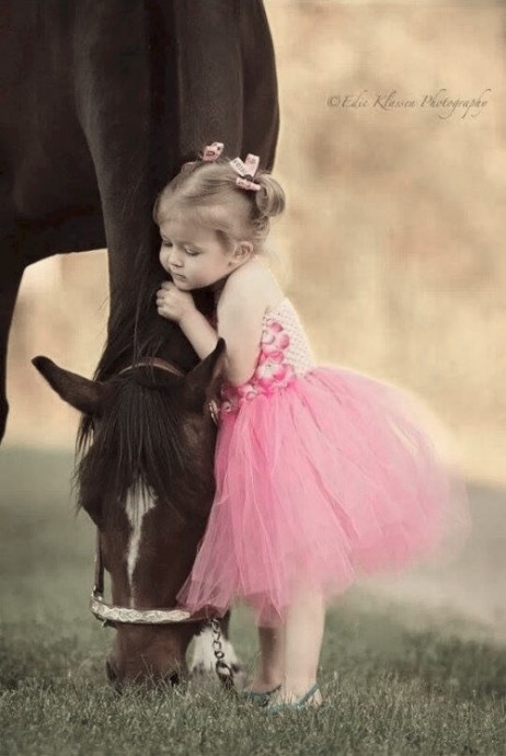 Девочка обнимает лошадь