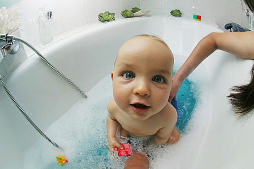 купание малыша в ванне с пеной