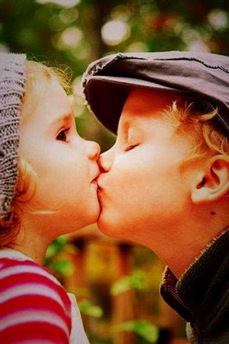 Мальчик девочку целует в губы