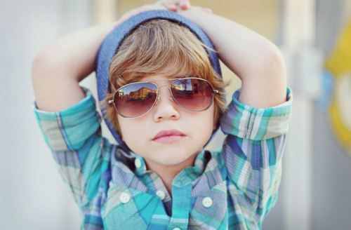 Модный мальчик в очках и клетчатой рубашке