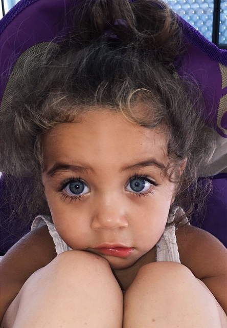 Девочка с большими синими глазами