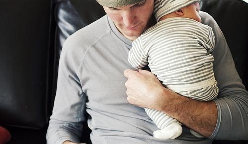 молодой папочка с малышом на руках