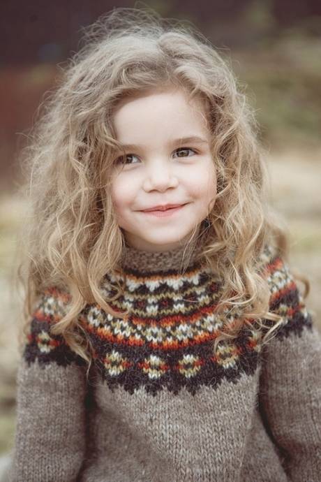 Милая длинноволосая девочка в теплом свитере