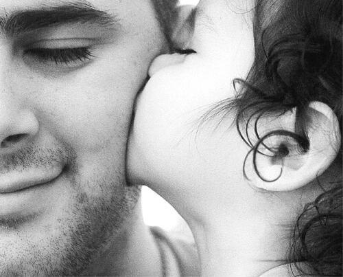 дочка целует папу в небритую щёку