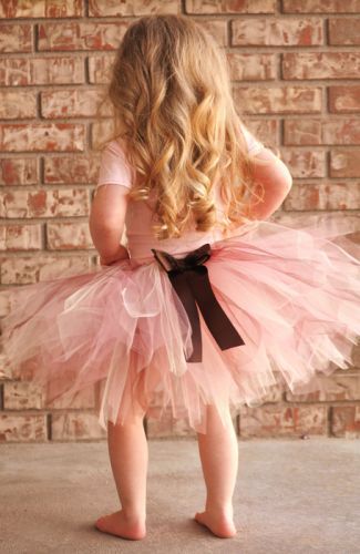 Длинноволосая девочка в розовом воздушном платье