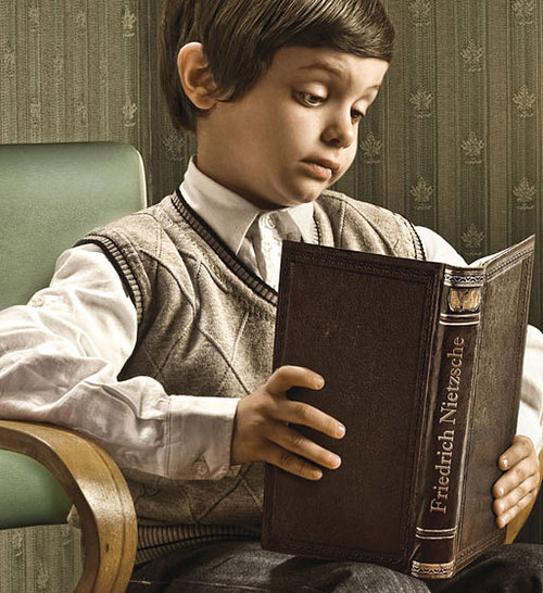 Мальчик, читающий Фридриха Ницше