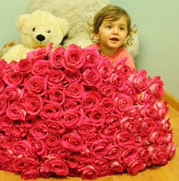 девочка,медведь и миллион алых роз:)
