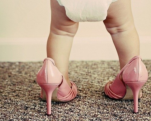 ножки малышки в маминых туфлях