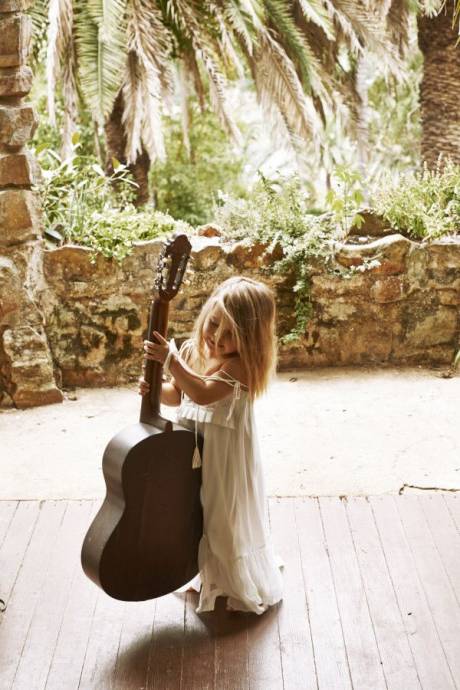 маленькая девочка с гитарой