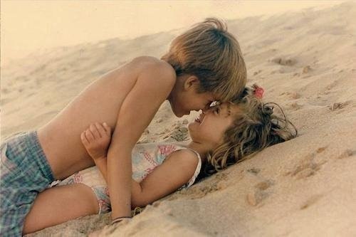 мальчик на девочке на пляже