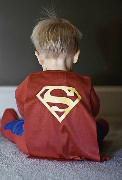 Мальчик в костюме Супермена