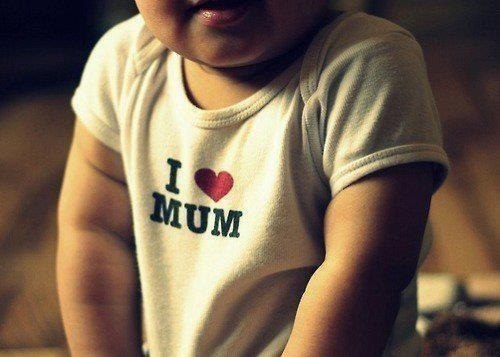 малыш в футболке Я люблю маму