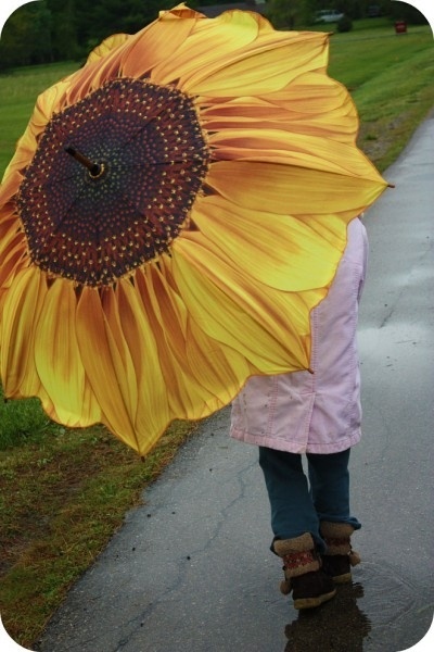 Девочка с зонтом подсолнухом