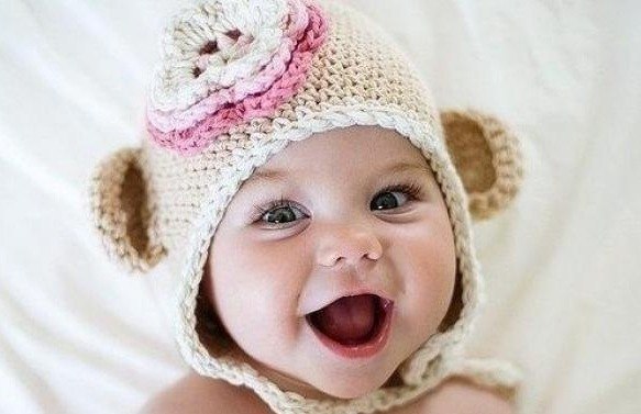 улыбающийся малыш в шапке с ушками