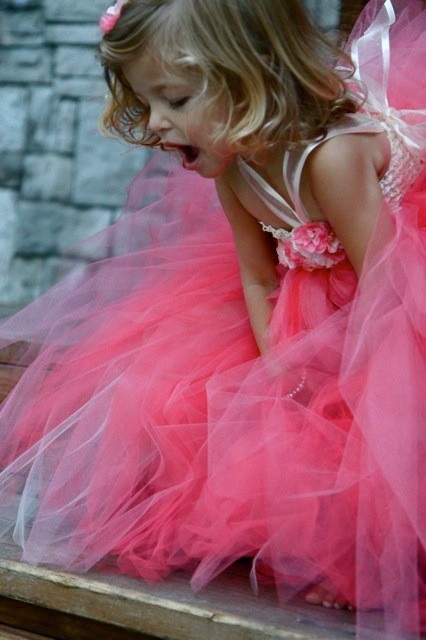 Девочка в пышном розовом платье