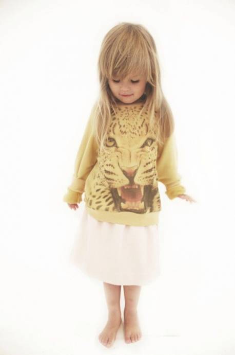 белокурая девочка в кофте с тигром