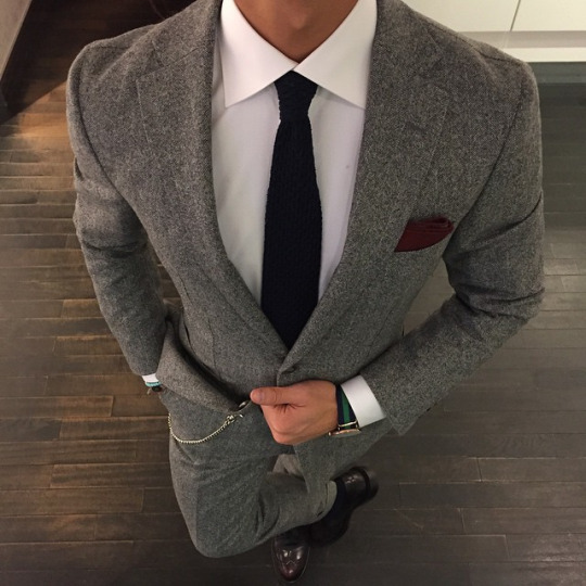 Элегантный парень в костюме и галстуке