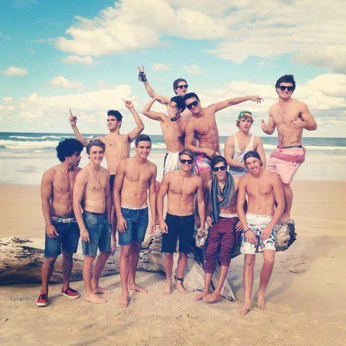 12 парней на пляже у моря